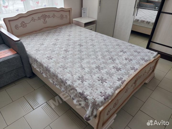 Кровать массив