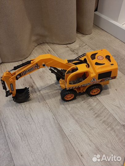 Экскаватор на пульте управления