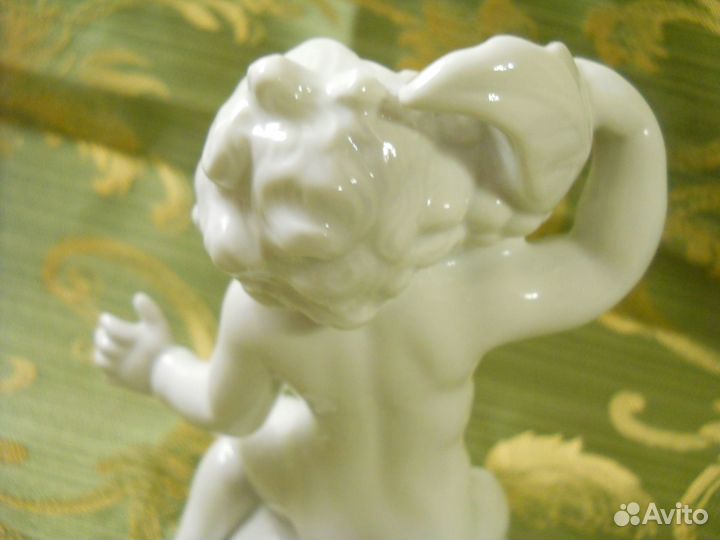 Фарфоровая статуэтка Путто с виноградом (гдр)