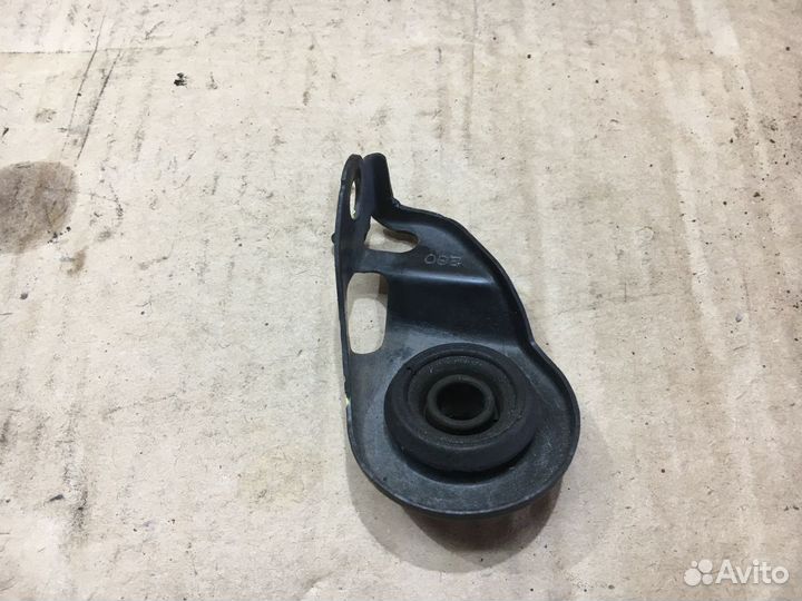 Крепление радиатора Toyota Voxy R70 рестайлинг (2010—2013)