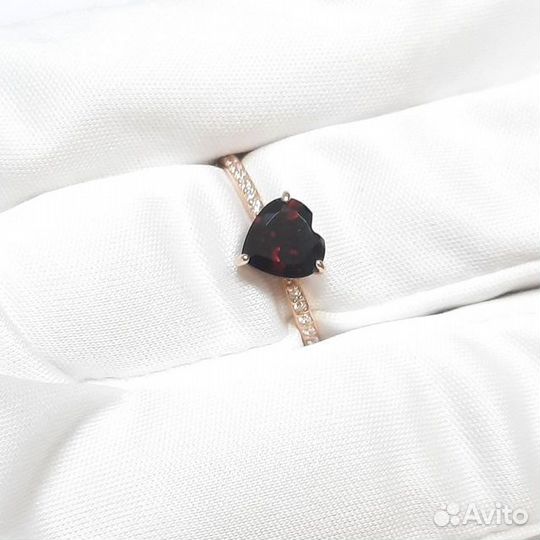 Золотое кольцо с камнем 18р