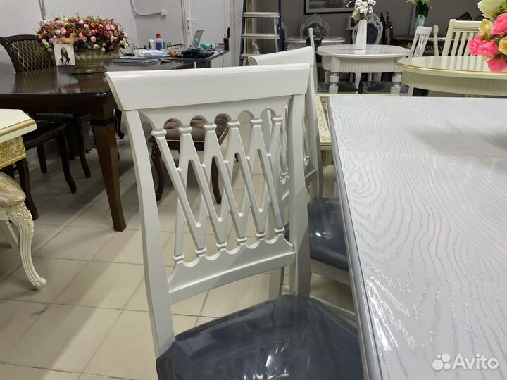 Стол обеденный белый