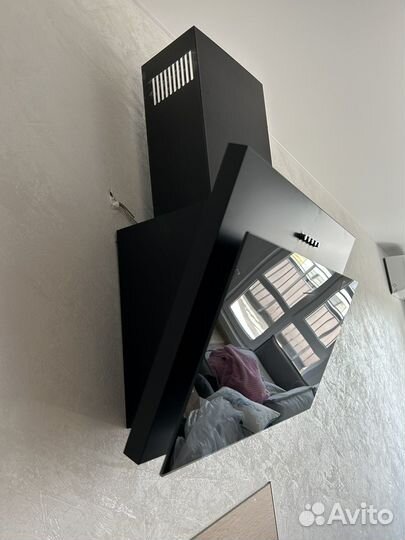 Вытяжка настенная LEX Luka 500 черная