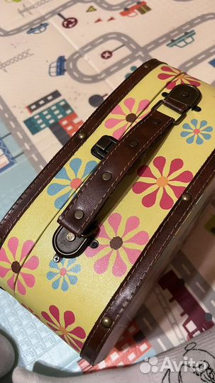 Чемодан декоративный