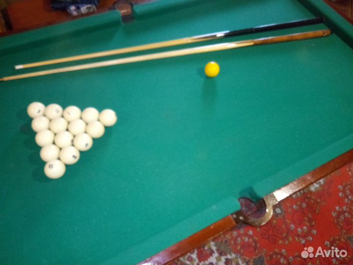Продам бильярдный стол, 2 кия, шары,триугольник