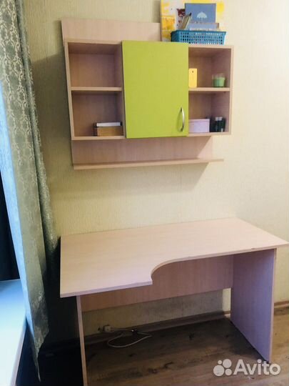 Письменный стол с навесной полкой