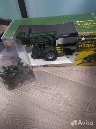 Большая пушка с патронами и крупные солдатики