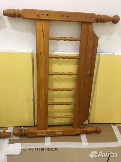 Обувница, зеркало и кровать