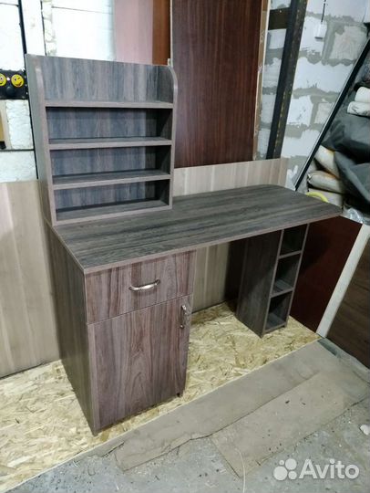 Маникюрный стол