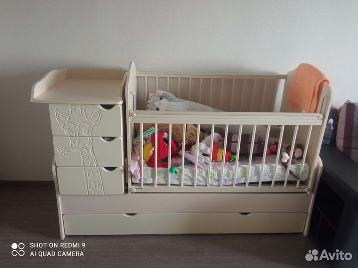 Детская кроватка с маятником