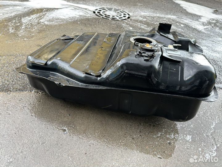 Топливный бак Toyota land cruiser 100 200