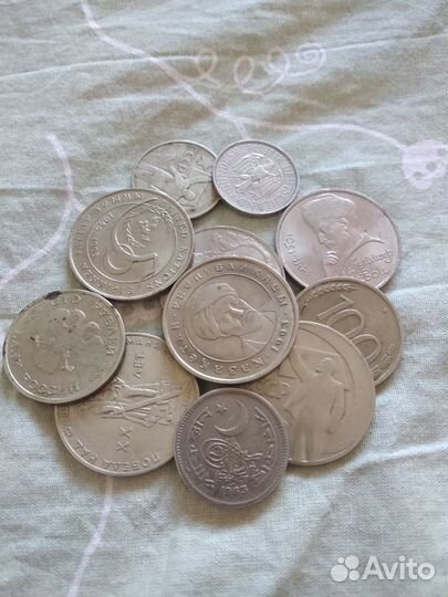 Кучка старинных монет разных эпох