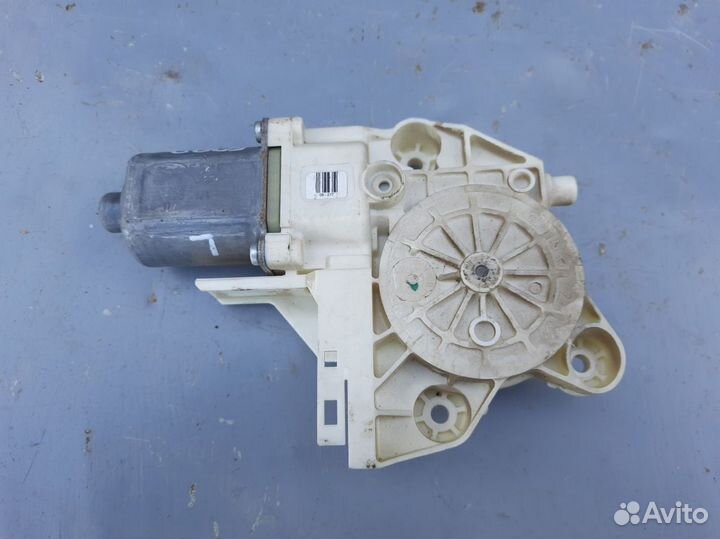 Моторчик левого стеклоподъемника Форд Фокус 2