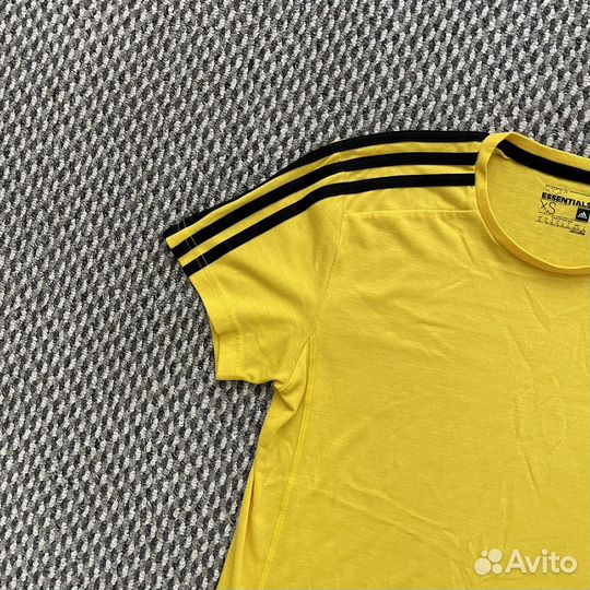 Футболка Adidas Essentials (XS)