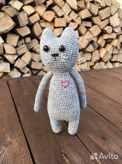 Кот вязаный с сердечком