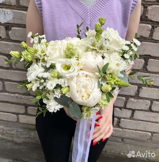 Раскидистый букет невесты в бело-зелёной гамме