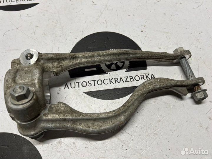 Кронштейн амортизатора передний левый Porsche