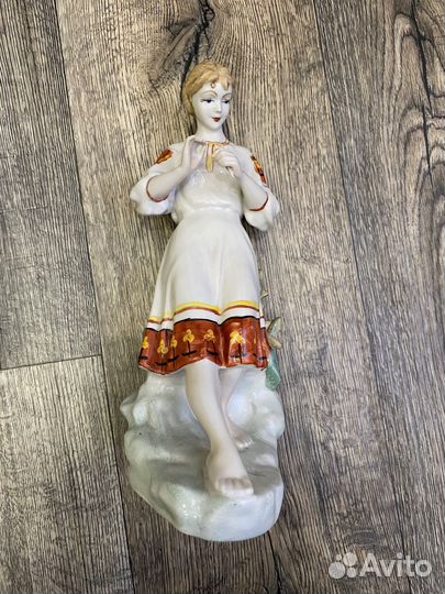 Статуэтка фарфор гадание на ромашке