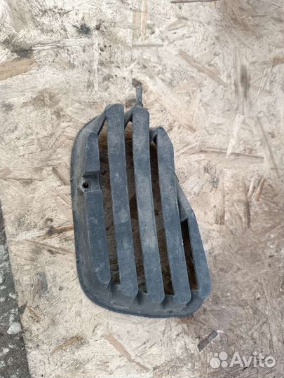 Заглушка противотуманки Мицубиси Каризма