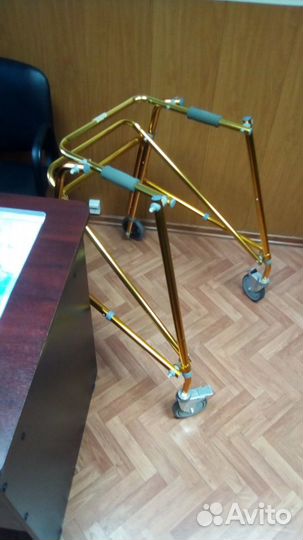 Медицинские ходунки на колёсиках