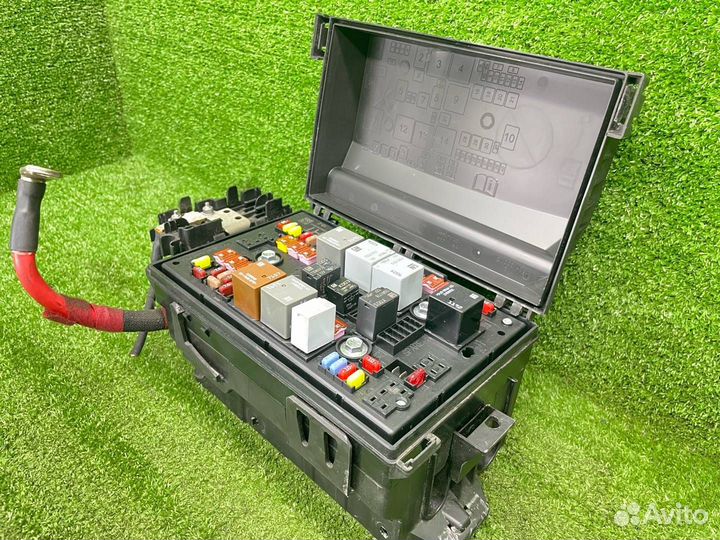 Блок предохранителей передний Opel Astra J GTC