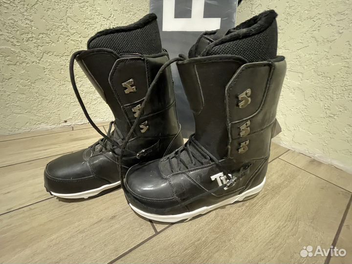 Сноуборд с креплениями и ботинками