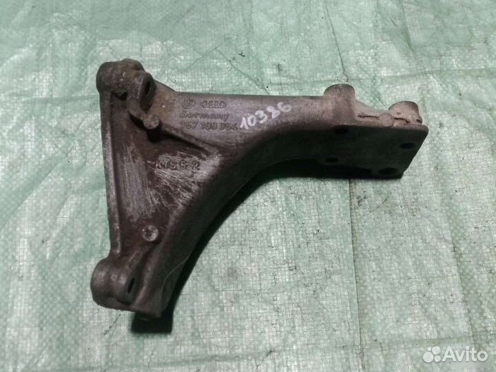 Опора двигателя правая Volkswagen Passat B3