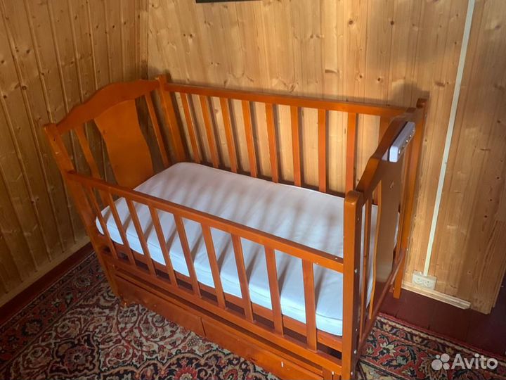 Детская кроватка с маятником