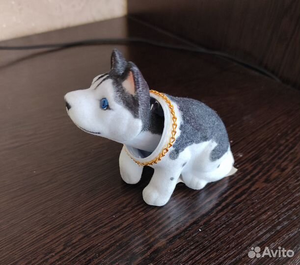 Собака с кивающей головой