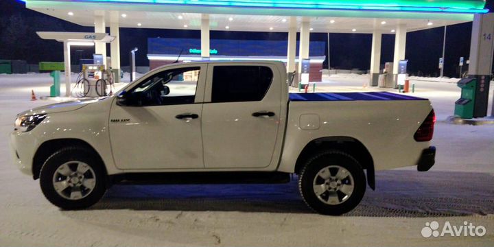 Жёсткая складная крышка Toyota Hilux 2015+2023