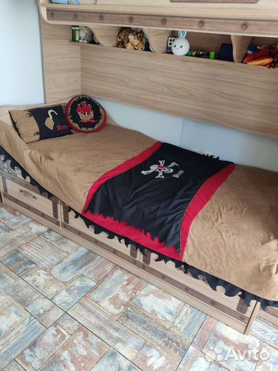 Покрывало с подушками в пиратском стиле