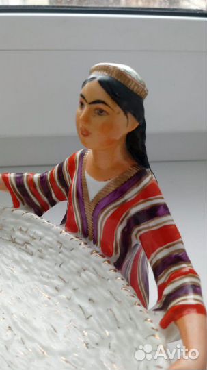 Статуэтка лфз Узбечка с корзиной 50-60г