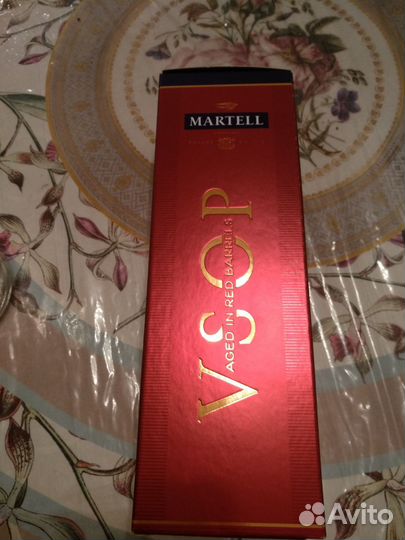 Стеклянная бутылка 1 л Martell с коробкой