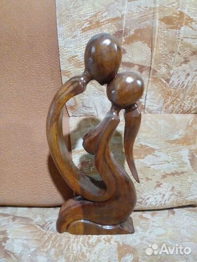 Деревянная статуэтка