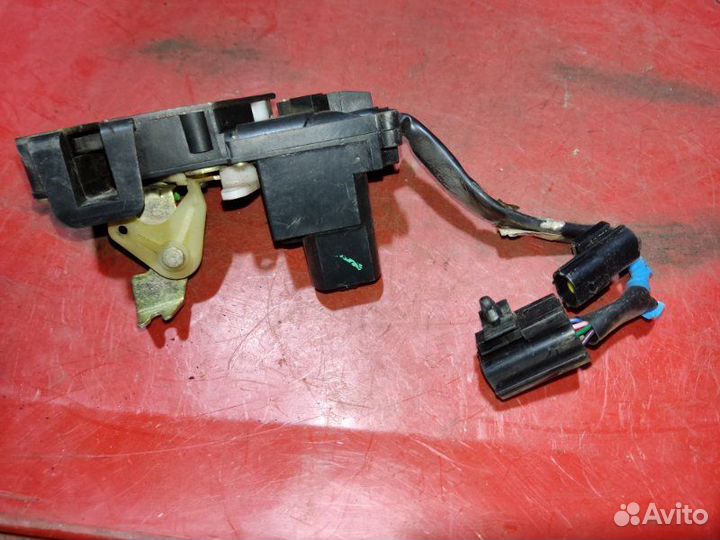 Замок двери передний правый Land Rover Range Rover