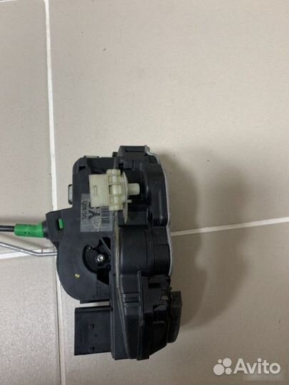 Замок двери задний правый Opel Astra J