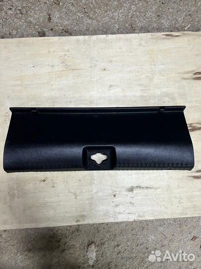 Hyundai Solaris 1 накладка замка багажника