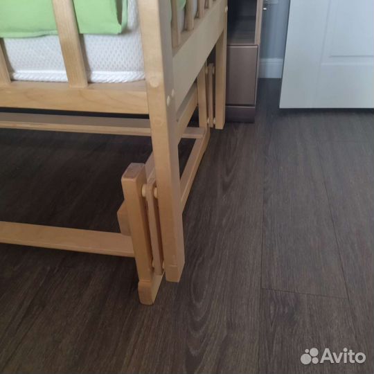 Детская кроватка с маятником