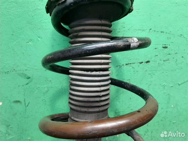 Стойка амортизатора передняя правая Lexus RX300