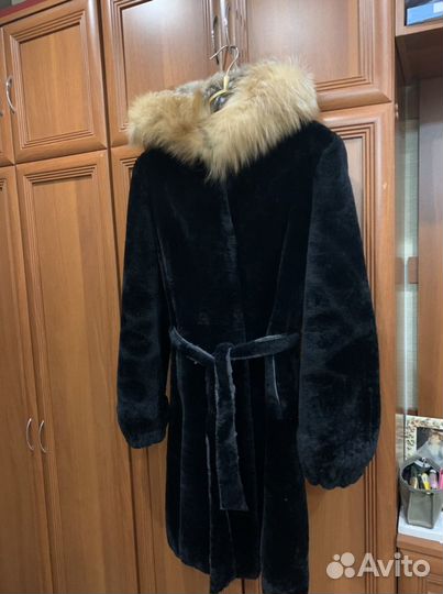 Шуба мутоновая с капюшоном из чернобурки