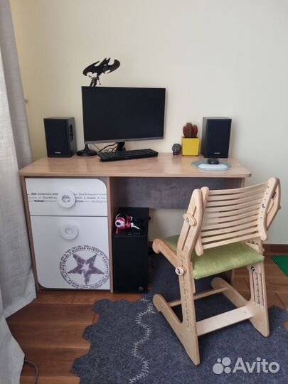 Детский письменный стол и стул