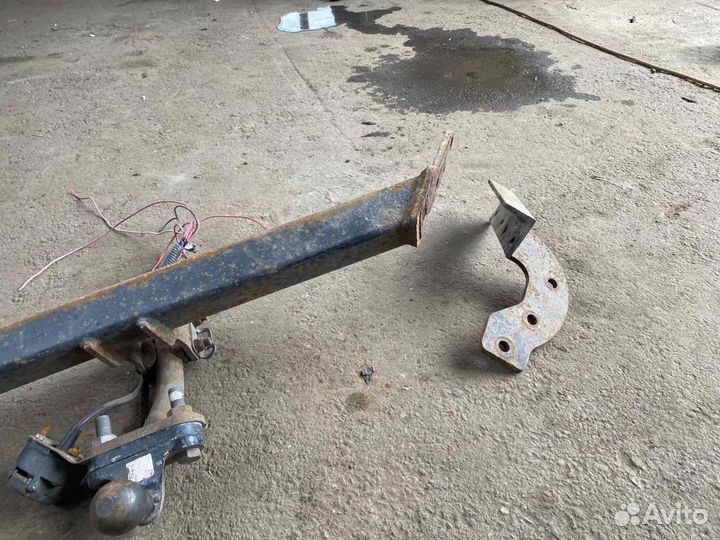 Фаркоп Toyota Avensis