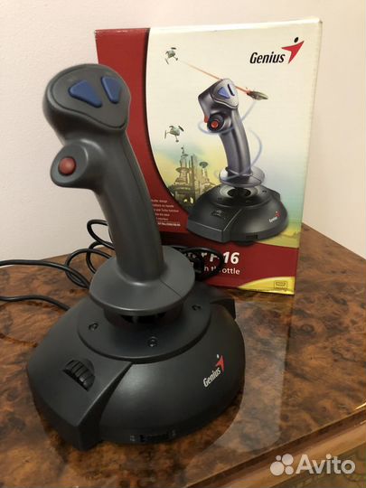 Игровой проводной джойстик Genius