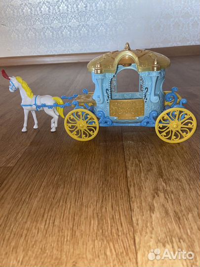 Музыкальная карета с лошадью