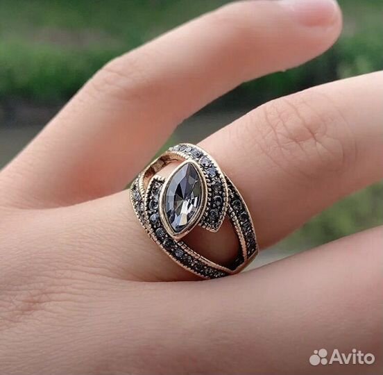 Винтажное кольцо с крупным камнем