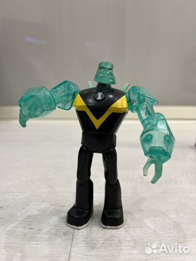 Фигурки из мультфильма Бен Тен с часми омнитрикс