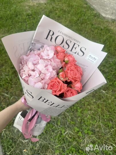 Гортензия с кумтовой розой в букете