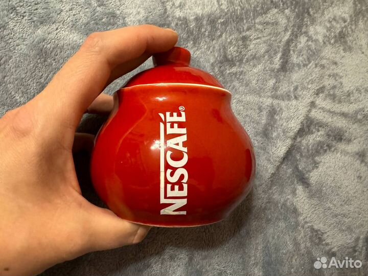 Красная кружка nescafe и сахарница