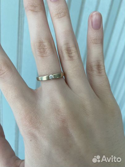 Кольцо с бриллиантом