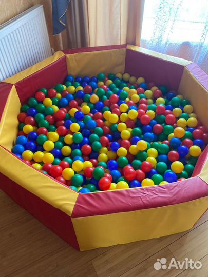 Сухой бассейн с шариками